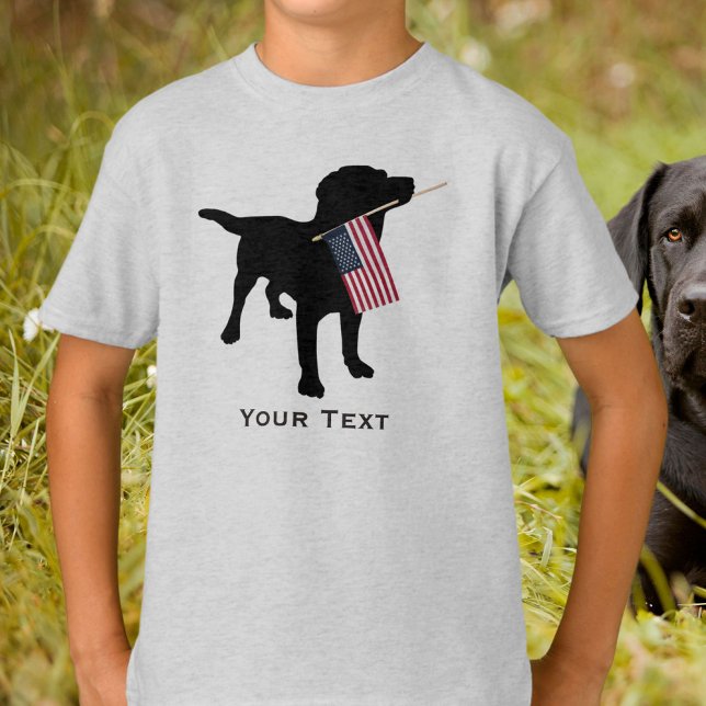 Camiseta Cachorro Negro-Cachorro que segura bandeira dos EU (Criador carregado)