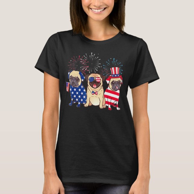 Camiseta Cachorro no 4 de Julho Três Cães Pug Bandeira Amer (Frente)