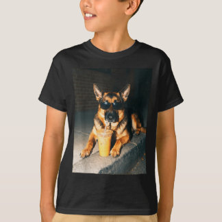 Camiseta Cachorro Pastor Alemão Bebendo Café Gelado Arte Ca