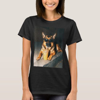 Camiseta Cachorro Pastor Alemão Bebendo Café Gelado Arte Ca