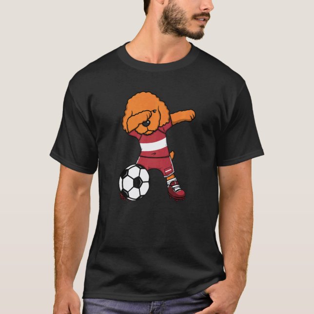 Camiseta Cachorro Poodle Dabbing Letônia Torcedores de Fute (Frente)