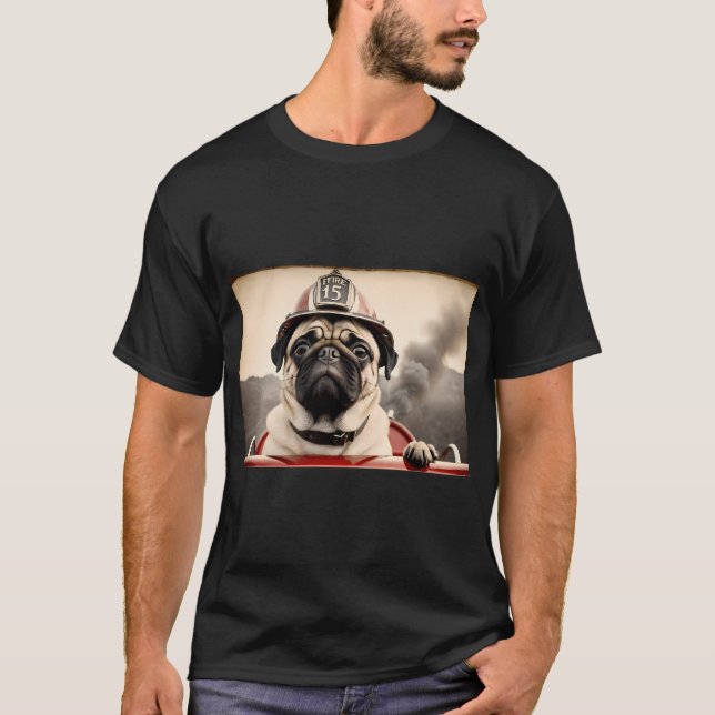 Camiseta Cachorro Pug Fofo Bombeiro Antigo (Frente)