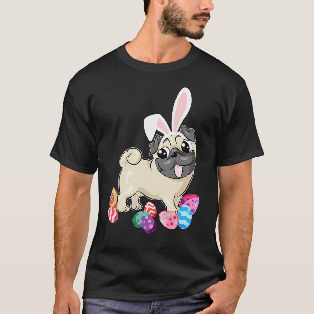 Camiseta Cachorro Pug Fofo Com Ovos de Páscoa Feliz Chapéu  (Frente)