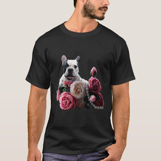 Camiseta Cachorro Pug Fofo Deitado Em Rosas (Frente)