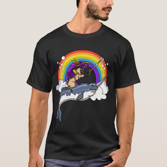 Camiseta Cachorro Pug Pirata Montando Peixe Narval (Frente)