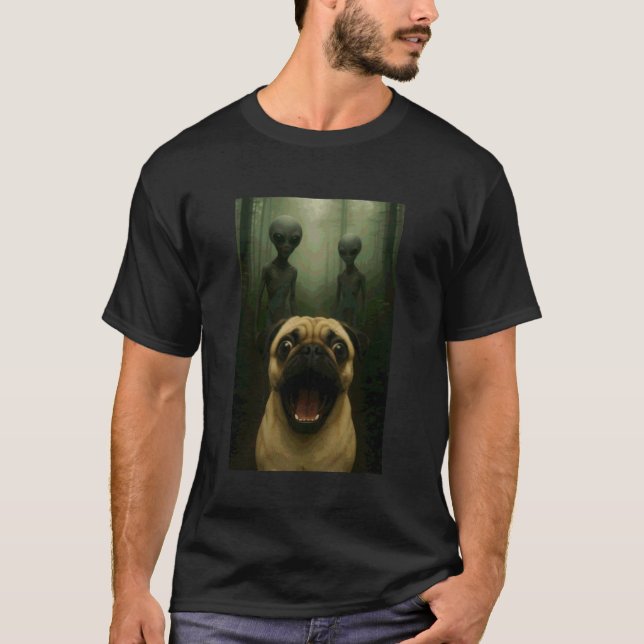 Camiseta Cachorro Pug Selfie com Alienígenas Engraçado (Frente)