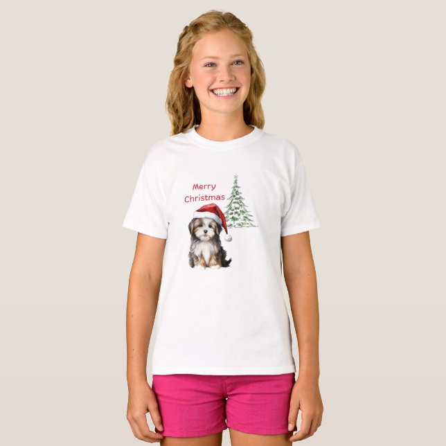 Camiseta Cachorro se senta com árvore de Natal ao fundo (Frente Completa)