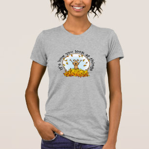 Camiseta Cachorro tocando em uma pilha de folhas caídas - o