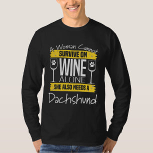 Camiseta Cachshund Mulher Uma Mulher Não Pode Sobreviver À