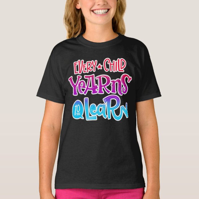 Camiseta Cada Criança Aprende A Aprender | Voltar à escola (Frente)
