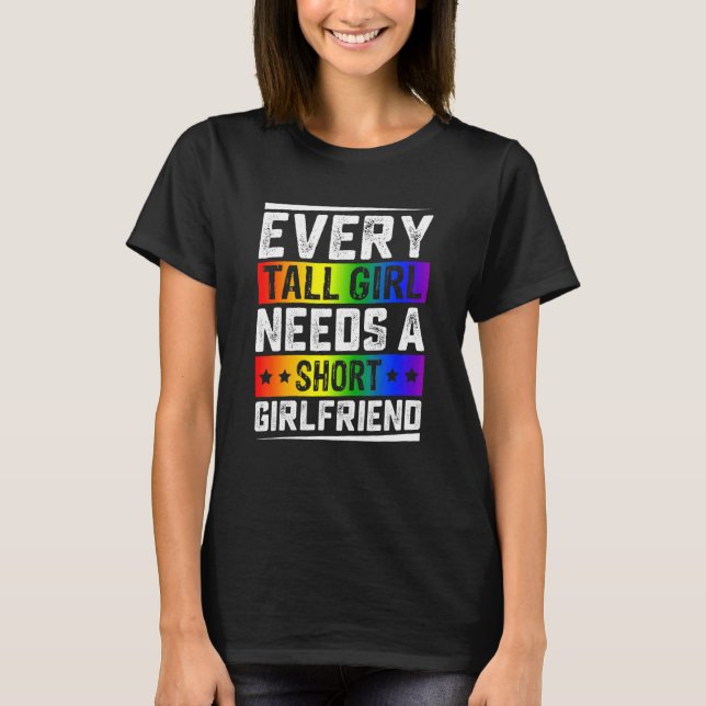 Camiseta Cada Garota Alta Precisa De Um Gay Lgbt De Namorad (Frente)