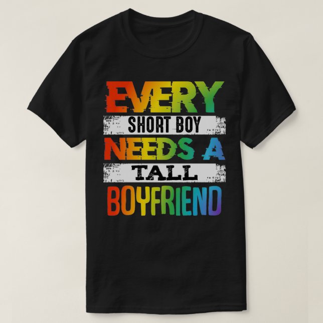 Camiseta Cada Menino Curto Precisa De Alto Namorado LGBT Va (Frente do Design)