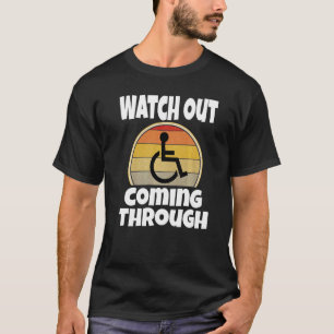 Camiseta Cadeira de Rodas Dizendo Cuidado Estou Passando Re