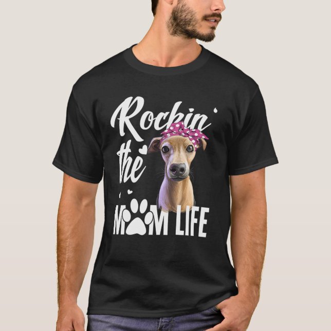 Camiseta Cães 365 Rockin O Cão De Vida Da Mãe De Greyhound  (Frente)