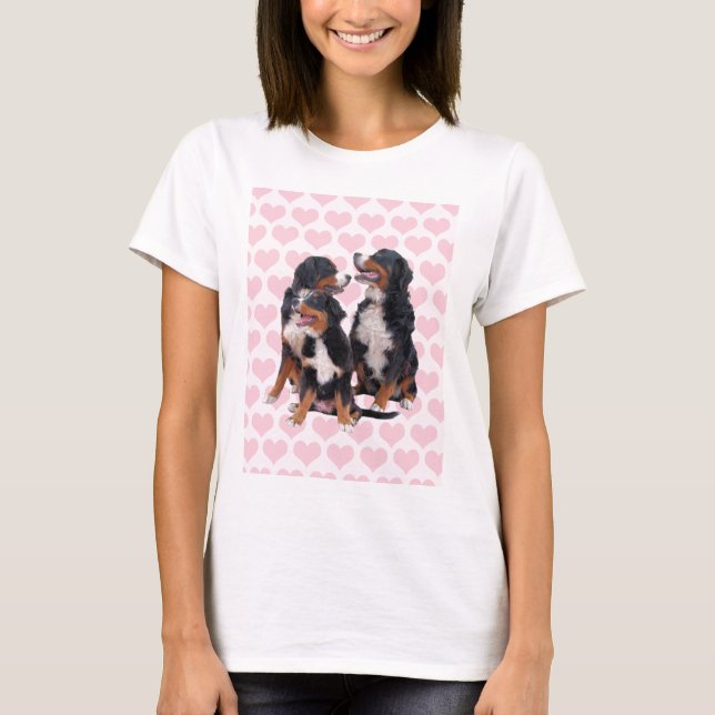 Camiseta Cães de Montanha Berneses com Corações Rosa (Frente)