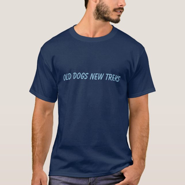 Camiseta Cães Velhos Novas Trilhas (Frente)