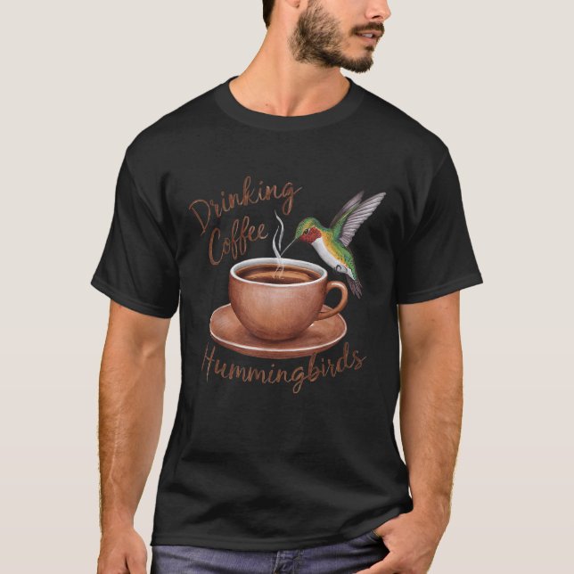 Camiseta Café bebendo Assistindo beija-flores Café e B (Frente)