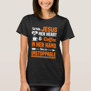 Camiseta Café Com Jesus Em Seu Coração Ela É Implacável