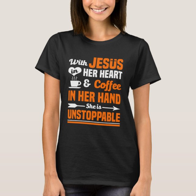 Camiseta Café Com Jesus Em Seu Coração Ela É Implacável (Frente)