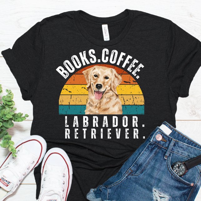 Camiseta Café com Livros De Cachorro Retro Labrador (Criador carregado)