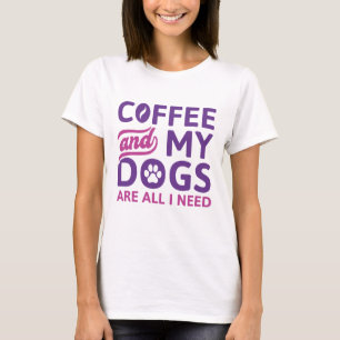 Camiseta Café E Meus Cachorros São Tudo O Que Preciso.