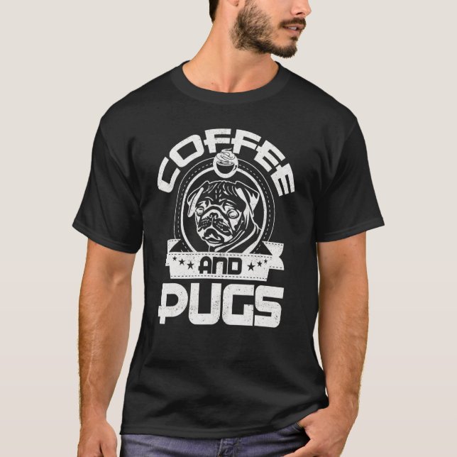 Camiseta Café E Pugs Dono De Cachorro De Estimação Que Bebe (Frente)