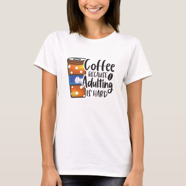 Camiseta Café Engraçado porque Adultar é Duro (Frente)
