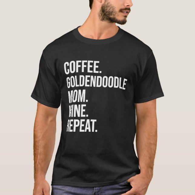 Camiseta Café Goldendoodle Mãe Vinho Repete Cachorro Engraç (Frente)