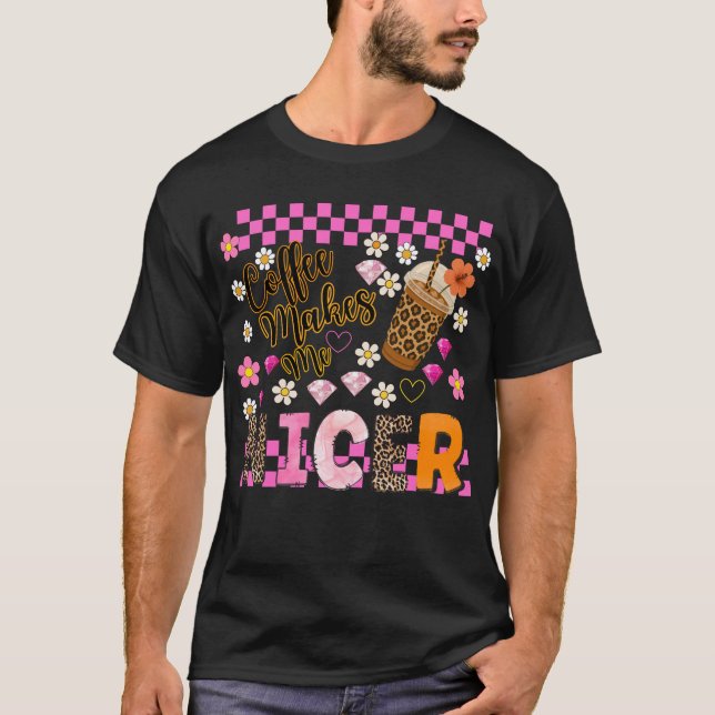 Camiseta Café Me Faz design Mais Bonito. (Frente)