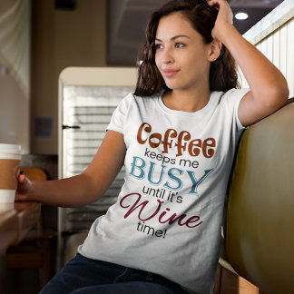 Camiseta Café me mantém ocupado até o tempo do vinho! Tee