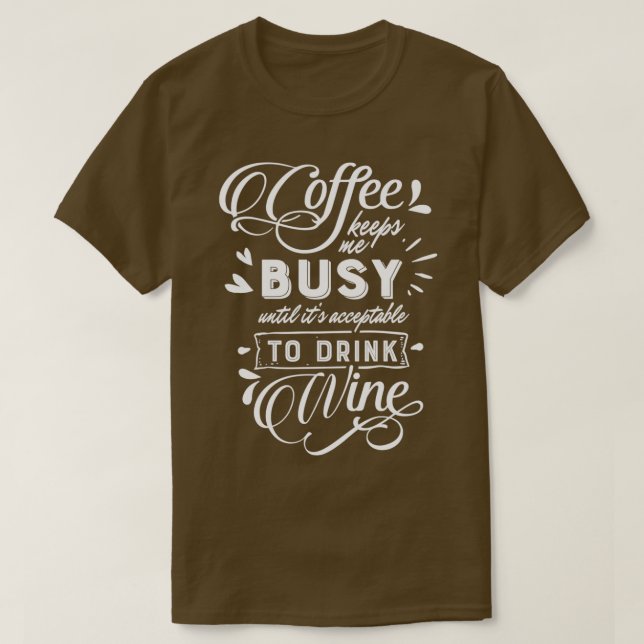 Camiseta Café Me Mantém Ocupado Até Vinho (Frente do Design)