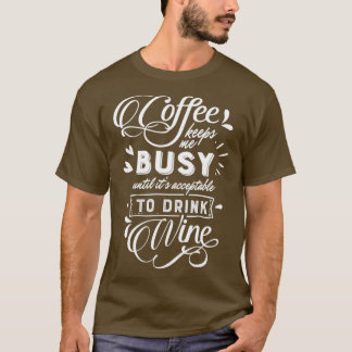 Camiseta Café Me Mantém Ocupado Até Vinho