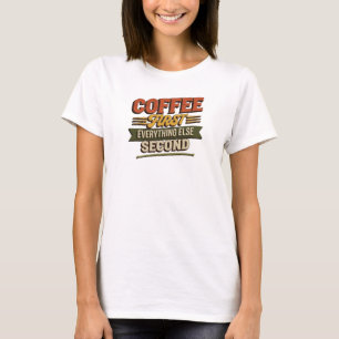 CAMISETA CAFÉ PRIMEIRO ARTÍSTICO TUDO SEGUNDO ÚNICO