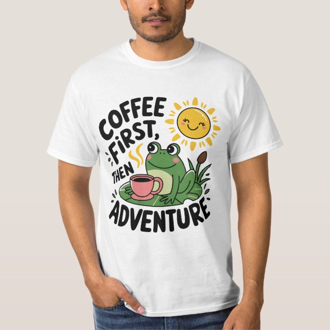Camiseta Café Primeiro, Depois Aventura - Sapo De Divertime (Frente)