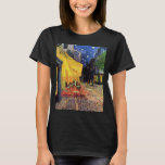 Camiseta Café Terrace à noite por Vincent van Gogh<br><div class="desc">Café Terrace, no Place du Forum, de Vincent van Gogh, é uma pintura de paisagens arquitetônicas de apos impressionismo de arte. Uma vista exterior de um restaurante com mesas, cadeiras, garçons e jantar em pessoas. Uma bela noite com estrelas no céu em Arles, França. Sobre o artista: Vincent Willem van...</div>