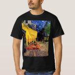 Camiseta Café Terrace à noite por Vincent van Gogh<br><div class="desc">Café Terrace, no Place du Forum, de Vincent van Gogh, é uma pintura de paisagens arquitetônicas de apos impressionismo de arte. Uma vista exterior de um restaurante com mesas, cadeiras, garçons e jantar em pessoas. Uma bela noite com estrelas no céu em Arles, França. Sobre o artista: Vincent Willem van...</div>