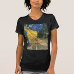 Camiseta Cafe Terrace - Vincent van Gogh<br><div class="desc">A verdade é que o constante estudo de van Gogh resulta apenas em confirmar e não criar seu instinto de cor. Talvez, no seu início, a força desse instinto não pudesse ser entendida pelas pessoas mais simpáticas com ele, talvez nem por si só. Mas, tendo em conta os triunfos de...</div>