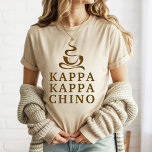 Camiseta Café Vida Funny Kappa Kappa Chino<br><div class="desc">Espírito compre de café no campus com torção grega, nossa camiseta grega "Kappa Kappa Chino" é a escolha perfeita para amantes de café! Apresentando um gráfico de café a vapor lúgubre e uma carta colegial ousada em espresso marrom em uma camisa bege de aveia, esta árvore é perfeita para amantes...</div>