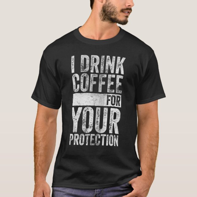 Camiseta Cafeína Viciada Eu Bebo Café Para Sua Proteção (Frente)