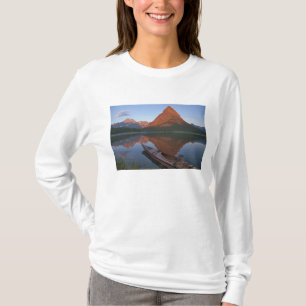 Camiseta Caiaque de madeira no Lago Swiftcurrent ao nascer 
