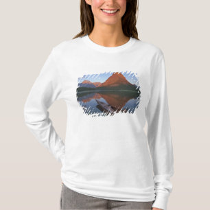 Camiseta Caiaque de madeira no Lago Swiftcurrent ao nascer 