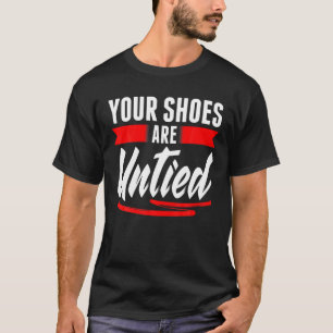 Camiseta Calçados bonitas estão desamarradas no dia de ab