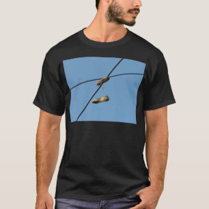 Camiseta Calçados no fio de telefone - lanç dos calçados