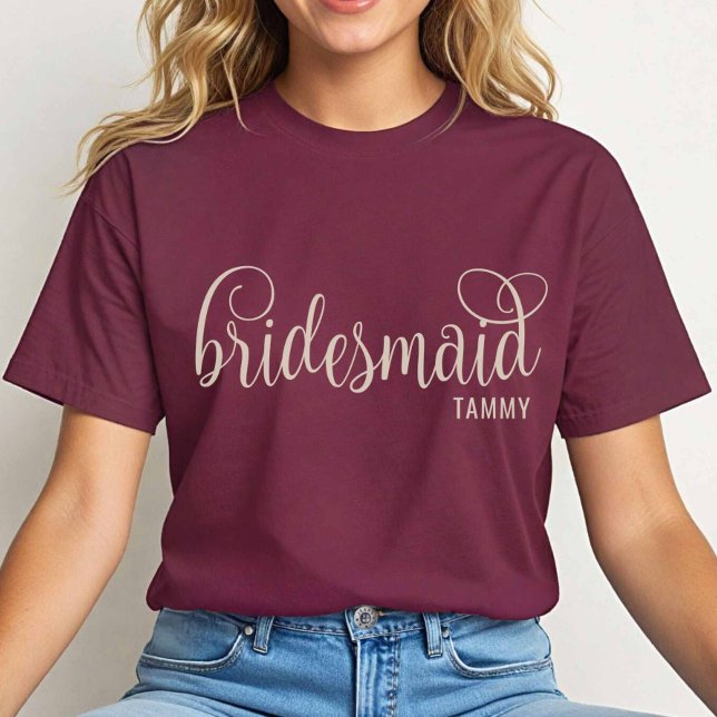Camiseta Caligrafia retrô natural em Maroon Bridesmaid (Natural on Maroon)
