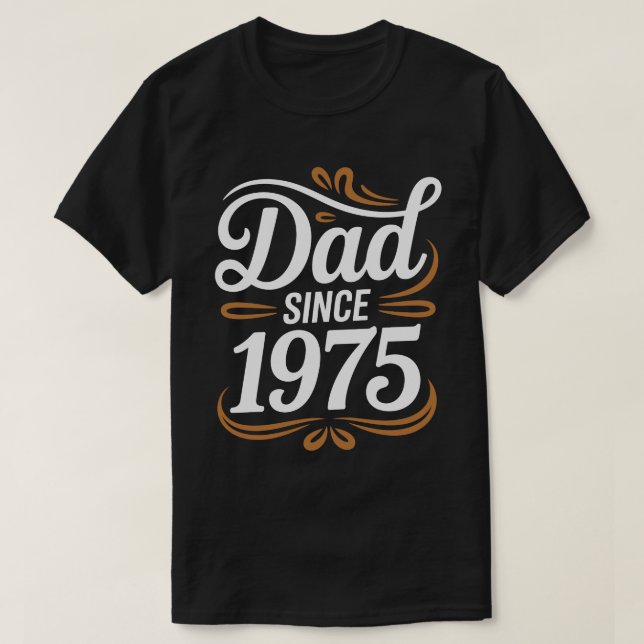 Camiseta Caligráfica 'Pai Desde 1975' (Frente do Design)