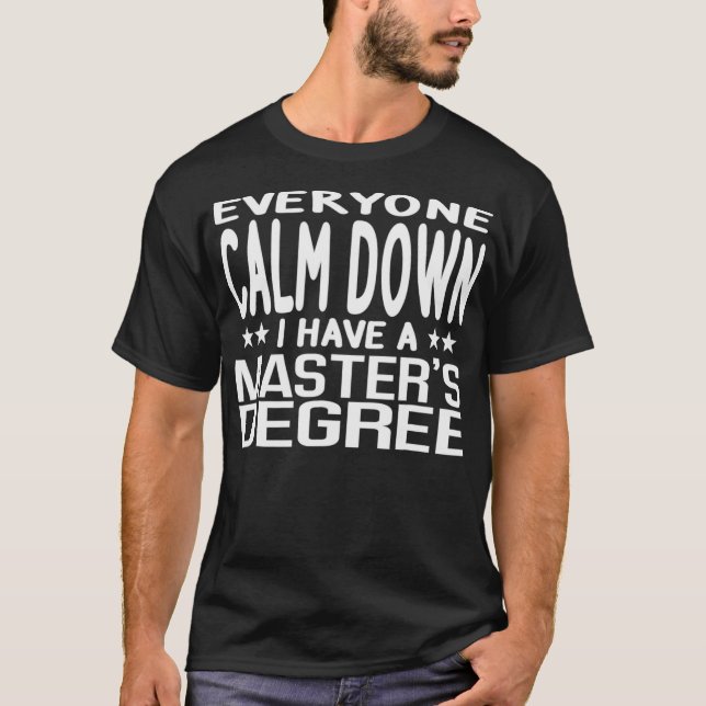 Camiseta Calm Down I Have A Masters Degree Graduation Cerem (Frente)