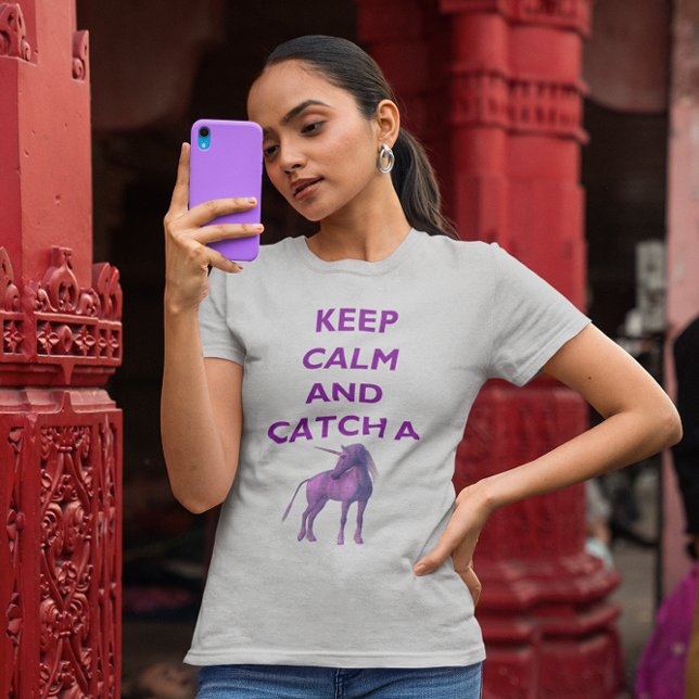 Camiseta Calma e pega uma mulher do Unicórnio púrpura (Keep Calm and Catch a Purple Unicorn T-Shirt)