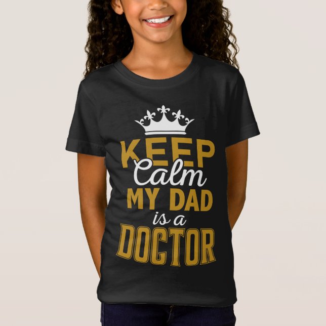 Camiseta Calma Meu Pai é o Amarelo Negro da Menina Médica (Frente)