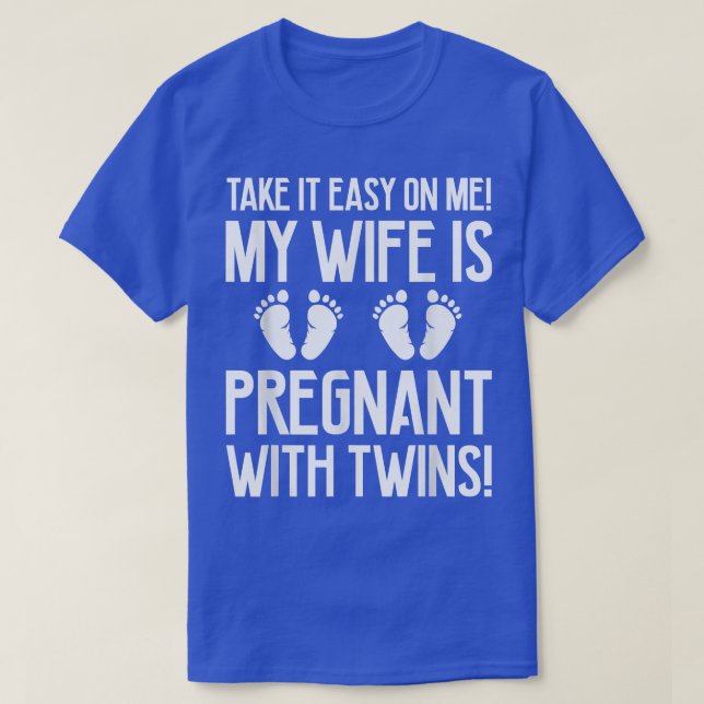 Camiseta Calma, Minha Esposa Está Grávida Com Gêmeos. (Frente do Design)