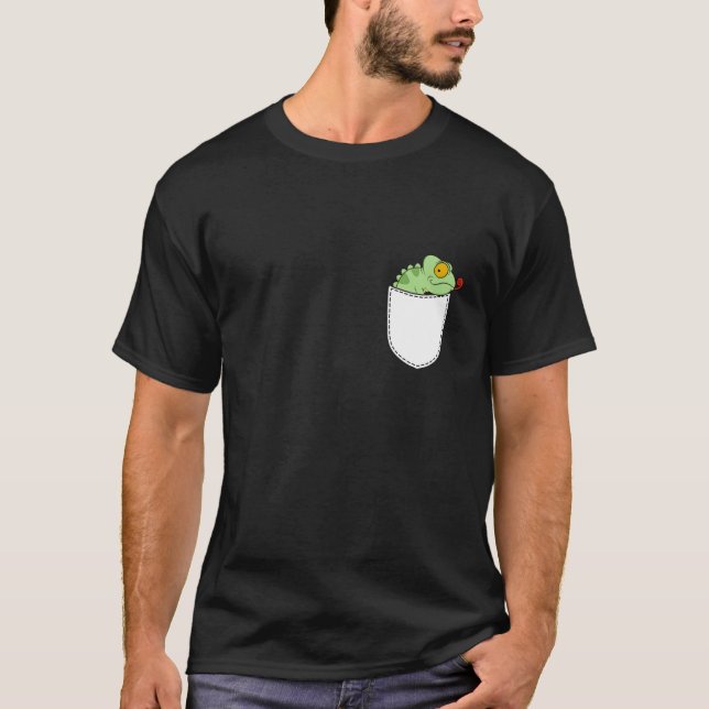 Camiseta Camaleão no bolso do peito lagarto réptil dormindo (Frente)